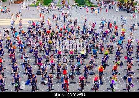 Timisoara, Banat, Rumänien - 06. Juni 2015: Blick von oben auf eine Gruppe von Menschen, die beim öffentlichen Training im Freien an Heimtrainern trainieren. Stockfoto