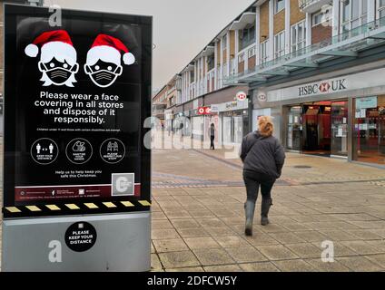 Hinweis über Gesichtsbedeckung im Corby Einkaufszentrum, Nhants, England, während der nationalen Sperre durch Coronavirus-Bedrohung, November-Dezember 2020. Stockfoto