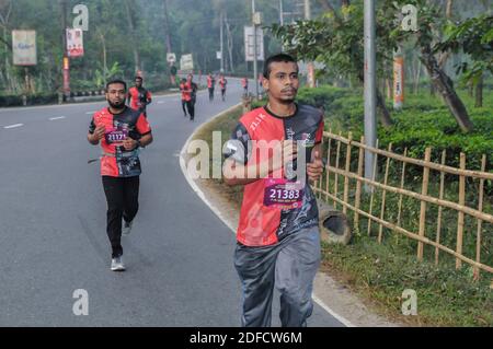 Sylhet, Bangladesch. Dezember 2020. Der 'Brandslencer Sylhet Halbmarathon 2020' wurde zum ersten Mal in Sylhet organisiert. Teilnehmer im Alter von 13 bis 60 Jahren aus dem ganzen Land nahmen am Halbmarathon Teil, der von der Sylhet Runners Community organisiert wurde. Kredit: Majority World CIC/Alamy Live Nachrichten Stockfoto