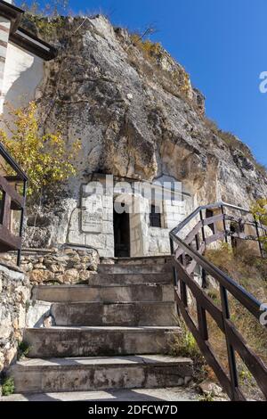 Mittelalterliches Basarbovo-Felsenkloster, dem Heiligen Dimitar Basarbowski gewidmet, Region Ruse, Bulgarien Stockfoto