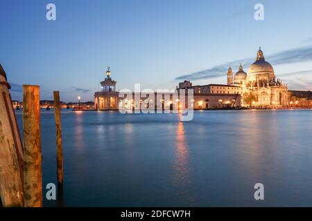 I-Venedig: Dogana da Mar am Abend Stockfoto