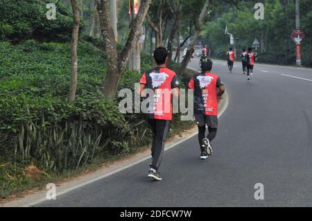 Sylhet, Bangladesch. Dezember 2020. Der 'Brandslencer Sylhet Halbmarathon 2020' wurde zum ersten Mal in Sylhet organisiert. Teilnehmer im Alter von 13 bis 60 Jahren aus dem ganzen Land nahmen am Halbmarathon Teil, der von der Sylhet Runners Community organisiert wurde. Kredit: Majority World CIC/Alamy Live Nachrichten Stockfoto