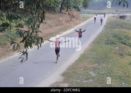 Sylhet, Bangladesch. Dezember 2020. Der 'Brandslencer Sylhet Halbmarathon 2020' wurde zum ersten Mal in Sylhet organisiert. Teilnehmer im Alter von 13 bis 60 Jahren aus dem ganzen Land nahmen am Halbmarathon Teil, der von der Sylhet Runners Community organisiert wurde. Kredit: Majority World CIC/Alamy Live Nachrichten Gutschrift: Majority World CIC/Alamy Live Nachrichten Stockfoto