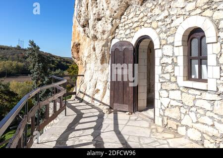 Mittelalterliches Basarbovo-Felsenkloster, dem Heiligen Dimitar Basarbowski gewidmet, Region Ruse, Bulgarien Stockfoto