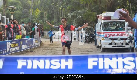 Der Wettbewerb "Brandslencer Sylhet Half Marathon" wurde zum ersten Mal in Sylhet veranstaltet. Vom 13. Bis zum 60. Lebensjahr nehmen aus dem ganzen Land am Halbmarathon Teil, der von der Sylhet Runners Community organisiert wird. Kredit: Majority World CIC/Alamy Live Nachrichten Stockfoto