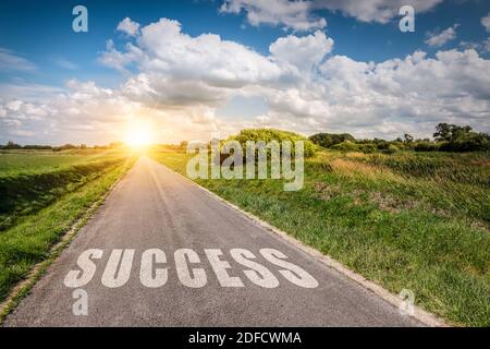 Erfolgskonzept. Weg zum Erfolg mit einem hellen Sonnenlicht am Horizont. Stockfoto