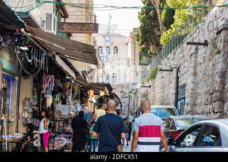 Blick auf das arabische Viertel mit vielen Touristen, die auf den Märkten in der Al-wad Straße in der Altstadt von Jerusalem am Tempelberg, Jerusalem, spazieren gehen Stockfoto