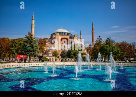 Istanbul, Türkei - September 2020: Hagia Sophia oder Ayasofya ist die ehemalige griechisch-orthodoxe christliche patriarchalische Kathedrale, später eine osmanische kaiserliche Mo Stockfoto