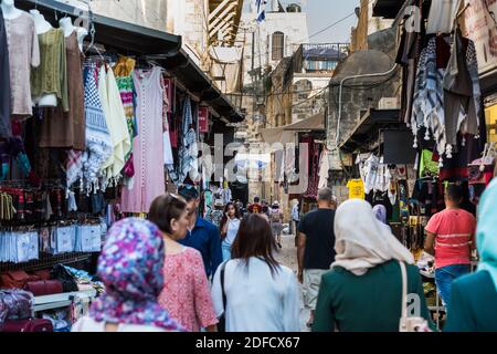 Blick auf das arabische Viertel mit vielen Touristen, die auf den Märkten in der Al-wad Straße in der Altstadt von Jerusalem am Tempelberg, Jerusalem, spazieren gehen Stockfoto