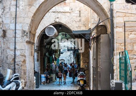 Blick auf das arabische Viertel mit vielen Touristen, die auf den Märkten in der Al-wad Straße in der Altstadt von Jerusalem am Tempelberg, Jerusalem, spazieren gehen Stockfoto