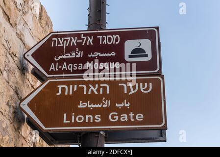 Wegweiser des Löwentores und der Al Aqsa Moschee in der Altstadt von Jerusalem, Israel Stockfoto