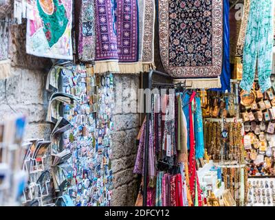 Blick auf die Straße mit vielen Geschenken und Geschenken für Touristen auf den Märkten in der Al-wad Straße innerhalb der Altstadt von Jerusalem am Tempelberg, Jerusalem Stockfoto