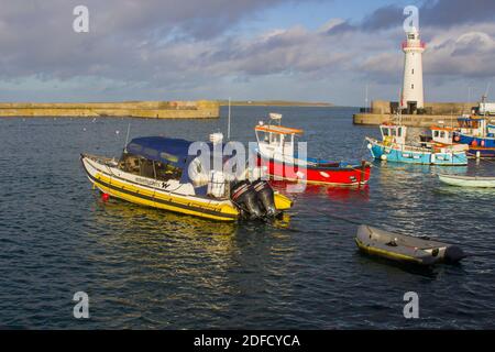 2. Dezember 2020 Donaghadee Hafen und Leuchtturm auf den Ards Halbinsel in Nordirland badete in Wintersonne auf einem nacht noch kalten Winter danach Stockfoto