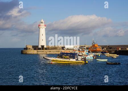 2. Dezember 2020 Donaghadee Hafen und Leuchtturm auf den Ards Halbinsel in Nordirland badete in Wintersonne auf einem nacht noch kalten Winter danach Stockfoto