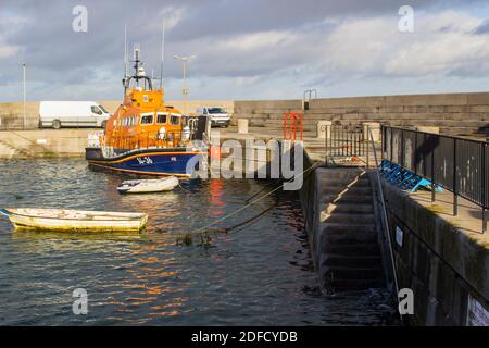 2. Dezember 2020 Donaghadee Hafen und Rettungsboot auf der Ards Halbinsel in Nordirland badete in Wintersonne auf einem noch kalter Winter nach dem Tod Stockfoto