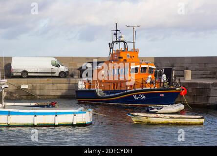 2. Dezember 2020 Donaghadee Hafen und Rettungsboot auf der Ards Halbinsel in Nordirland badete in Wintersonne auf einem noch kalter Winter nach dem Tod Stockfoto