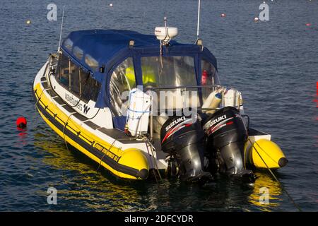 2. Dezember 2020 Donaghadee Hafen und Leuchtturm auf den Ards Halbinsel in Nordirland badete in Wintersonne auf einem nacht noch kalten Winter danach Stockfoto