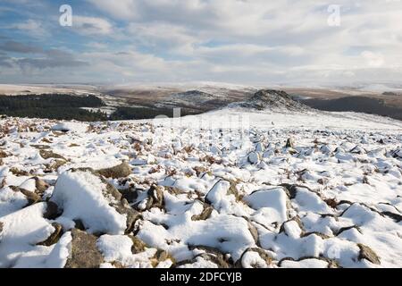 Sharpitor Dartmoor, Devon, Großbritannien. Dezember 2020. Wetter in Großbritannien. Schnee bedeckt die Felsen bei Sharpitor am Dartmoor in Devon mit Blick auf Leather Tor an einem kalten Wintertag. Bild: Graham Hunt/Alamy Live News Stockfoto