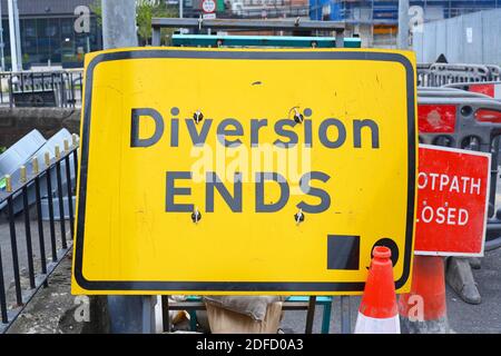 Umleitung endet und Fußweg geschlossen Warnschild für Fußgänger an Straßenarbeiten in Leeds Yorkshire Vereinigtes Königreich Stockfoto