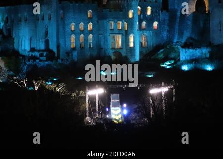 Gwrych Castle Abergele North Wales, ich bin eine Berühmtheit Holen Sie mich aus hier Gwrych Castle beleuchtet in der Nacht. Vor der Burg ist auch der Zyklonversuch beleuchtet. Kredit: Mike Clarke/Alamy Live Nachrichten Stockfoto