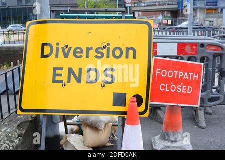 Umleitung endet und Fußweg geschlossen Warnschild für Fußgänger an Straßenarbeiten in Leeds Yorkshire Vereinigtes Königreich Stockfoto