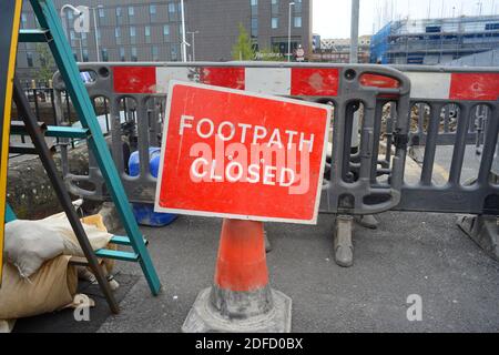 Fußweg geschlossenes Warnschild für Fußgänger bei Straßenarbeiten in Leeds Yorkshire Vereinigtes Königreich Stockfoto