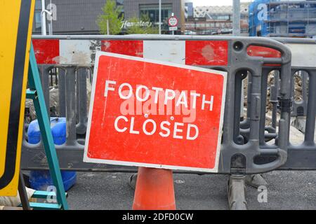 Fußweg geschlossenes Warnschild für Fußgänger bei Straßenarbeiten in Leeds Yorkshire Vereinigtes Königreich Stockfoto