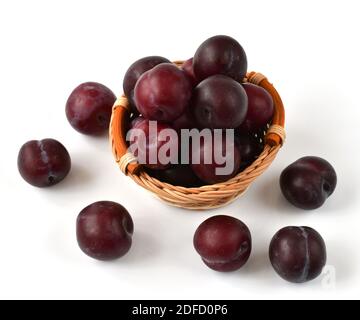 Folie von organischen Pflaumen auf weißem Hintergrund Stockfoto