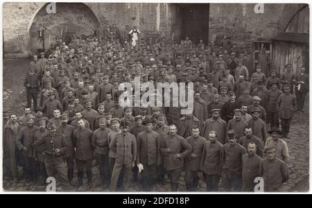 Russische Kriegsgefangene, die während des Ersten Weltkriegs fotografiert wurden, wahrscheinlich im österreichisch-ungarischen Kriegsgefangenenlager Josefstadt (heute Josefov bei Jaroměř in Mittelböhmen, Tschechien), dargestellt auf der schwarz-weißen Vintage-Fotografie eines unbekannten Fotografen aus den Jahren 1915 bis 1918. Mit freundlicher Genehmigung der Fotosammlung Azoor. Stockfoto