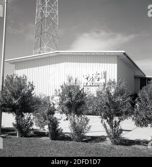 1960er Jahre, historische Außenansicht der Saudi National TV Studios in Jeddah, Saudi Arabien, wo die ersten Nachrichten und Studio-basierte Programme gesendet wurden. Saudi TV (STV) war in den Kinderschuhen in dieser Ära und die meisten Programme gezeigt, wo ausländische, viele aus den USA importiert. Der Mangel an Produktionsanlagen und qualifiziertem Personal wurde durch den Wunsch, ägyptischen Medien Einfluss zu vermeiden gekoppelt, als radikal, wie Abdel Nasser im Jahr 1952 hatte gestürzt die Monarchie in Ägypten. Die Entwicklung des saudischen Fernsehens war auf Unterhaltungs- und Regierungsübertragungen auf Kosten von Information und Bildung. Stockfoto