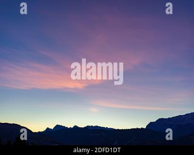 Sonnenuntergang in den Bergen als Ersatz für den Himmel Stockfoto