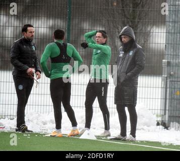 Tranent, Ormiston, East Lothian.Schottland. UK 4. Dez 20 Hibernian Manager Jack Ross (R) & Fitness Coach Colin Clancy (L) mit Rückkehr zum Fitness-Duo Kyle Magennis & Scott Allan während der Session für das schottische Premiership Match mit Motherwell. Kredit: eric mccowat/Alamy Live Nachrichten Stockfoto