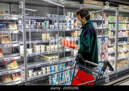 Supermarkt in eure, frankreich während der Coronavirus-Epidemie 2020 Stockfoto