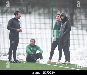 Tranent, Ormiston, East Lothian.Schottland. UK 4. Dez 20Hibernian Hibernian Manager Jack Ross (R) & Fitness Coach Colin Clancy (L) mit Rückkehr zum Fitness-Duo Kyle Magennis & Scott Allan während der Session für schottisches Premiership Match mit Motherwell. Kredit: eric mccowat/Alamy Live Nachrichten Stockfoto