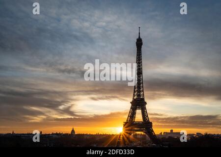 Die Sonne geht hinter dem Eiffelturm in Paris auf Stockfoto