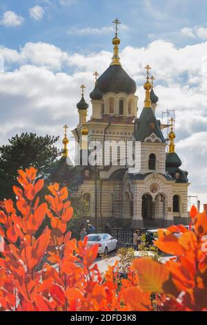 Foros Kirche im Herbst der Krim am 07. November 2020. Kirche Der Auferstehung. Nahaufnahme durch die rote Scumpia. Ein beliebter Tourist destin Stockfoto