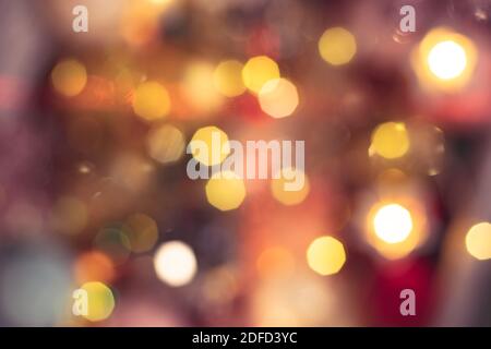 Defokussierte Bokeh-Lichter, weicher roter und orangefarbener Feiertagshintergrund Stockfoto