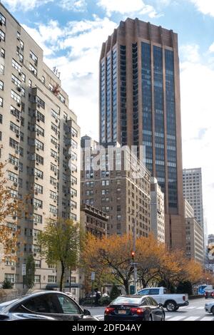 Park Avenue in Murray Hill mit Herbstlaub, New York City, USA Stockfoto