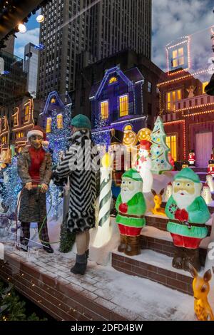 Saks Fifth Avenue Flagship-Store zeigt die New York City Weihnachtsfenster "The Way We Celebrate", USA 2020 Stockfoto