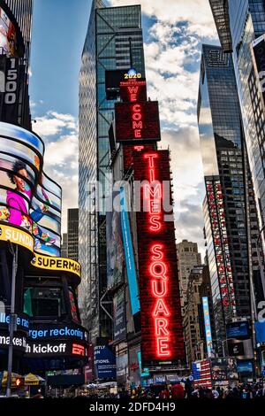 Elektronische Werbung Anschlagtafeln in Times Square, New York City, USA Stockfoto