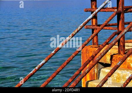 Rosty Geländer am Meer, Alepochori Stadt, Griechenland Stockfoto