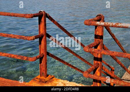 Detail von rostigen Geländern am Meer, Alepochori Stadt, Griechenland Stockfoto