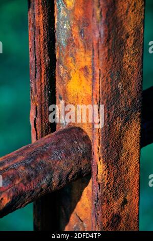 Detail von rostigen Geländern am Meer, Alepochori Stadt, Griechenland Stockfoto