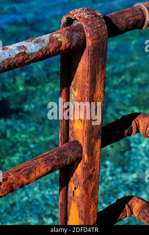 Detail von rostigen Geländern am Meer, Alepochori Stadt, Griechenland Stockfoto