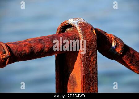 Detail von rostigen Geländern am Meer, Alepochori Stadt, Griechenland Stockfoto