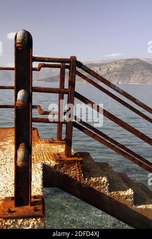 Detail von rostigen Geländern am Meer, Alepochori Stadt, Griechenland Stockfoto