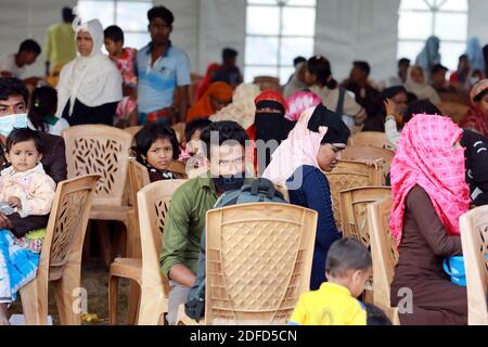 Rohingya-Flüchtlinge warten darauf, am 4. Dezember 2020 an Bord eines Schiffes der Bangladesh Navy auf die Insel Bhashan Char in Chittagong, Bangladesch, zu gelangen. Stockfoto