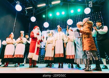 Tallinn, Estland. Tänzer In Nationalanzügen Während Der Traditionellen Feier Der Weihnachtsfeiertage. Stockfoto