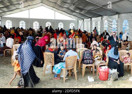 Rohingya-Flüchtlinge warten darauf, am 4. Dezember 2020 an Bord eines Schiffes der Bangladesh Navy auf die Insel Bhashan Char in Chittagong, Bangladesch, zu gelangen. Stockfoto