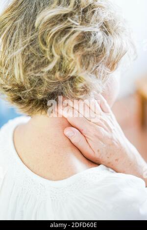 Frau Nackenschmerzen leidet. Stockfoto